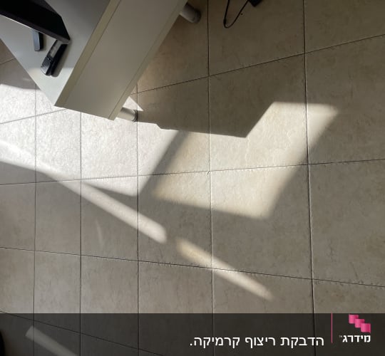 רצפת אריחים עם שולחן וכלי עבודה